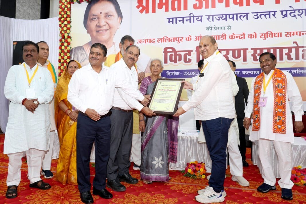 lalitpur-governer-anandiben-patel-csr उत्तर प्रदेश राज्यपाल आनंदीबेन पटेल बजाज एनर्जी अधिकारियों को प्रशस्ति पत्र देते हुए