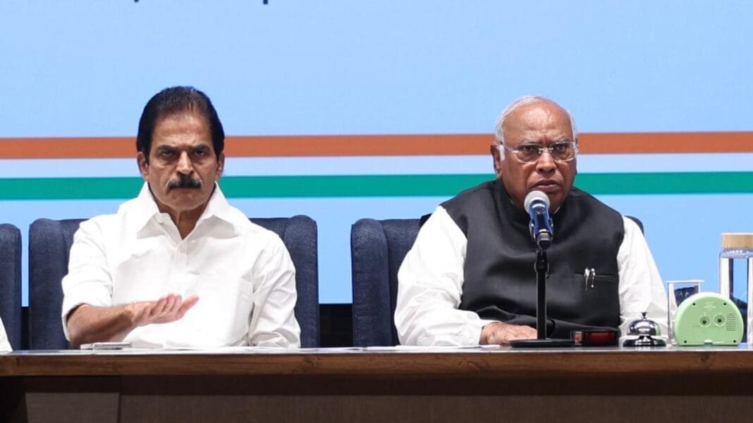 कांग्रेस अध्यक्ष मल्लिकार्जुन खरगे जिलाध्यक्षों को संबोधित करते हुए