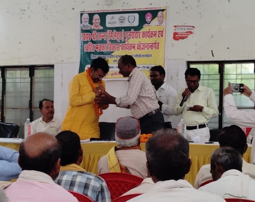 किसान मेले में प्राकृतिक खेती पर जोर देते हुए मनोज सिंह।