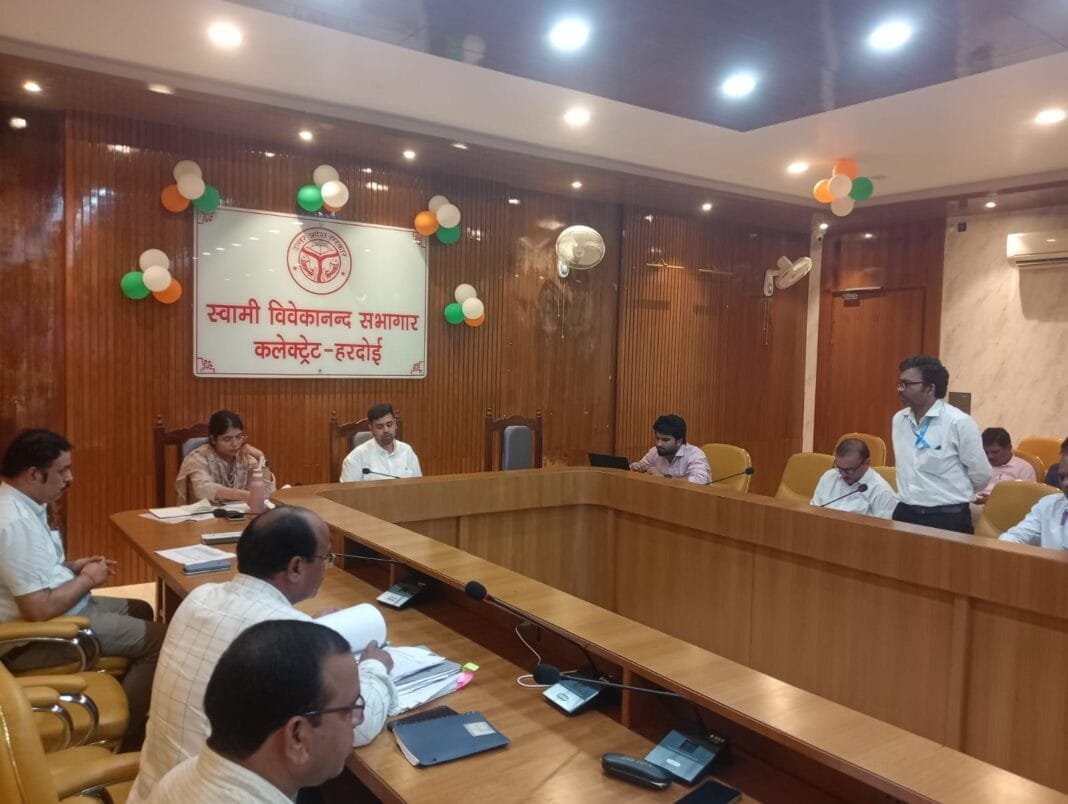 हरदोई में मुख्यमंत्री युवा उद्यमी योजना पर जिलाधिकारी की बैठक