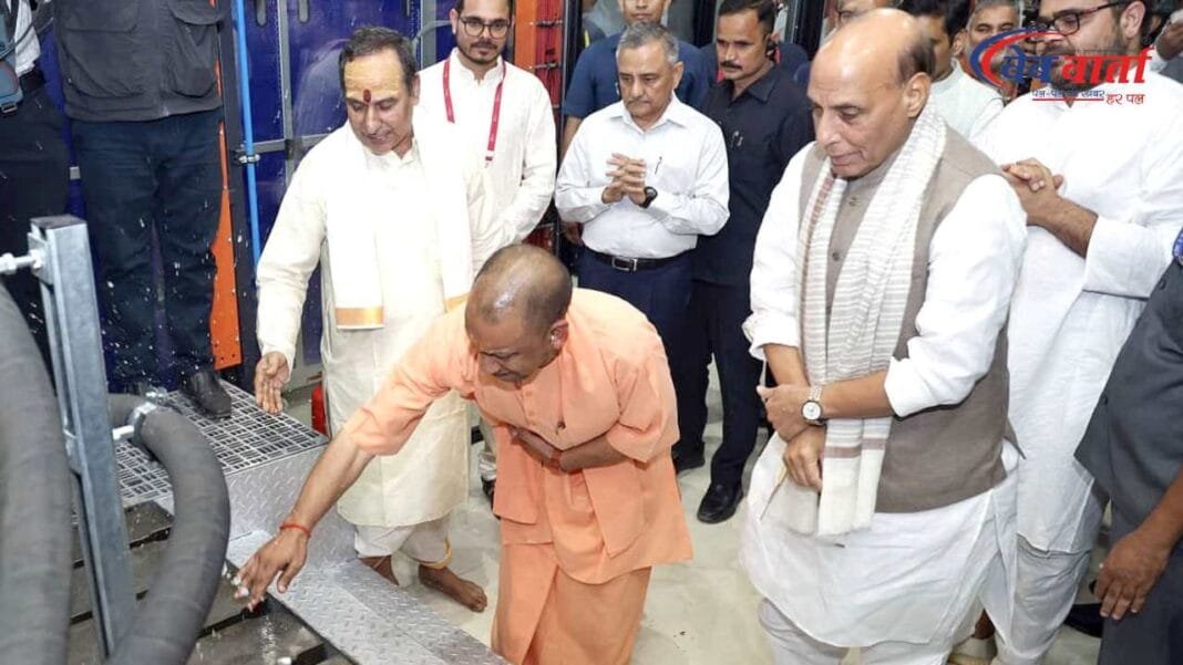 रक्षामंत्री राजनाथ सिंह और सीएम योगी आदित्यनाथ नोएडा में ड्रोन कंपनी का उद्घाटन करते हुए