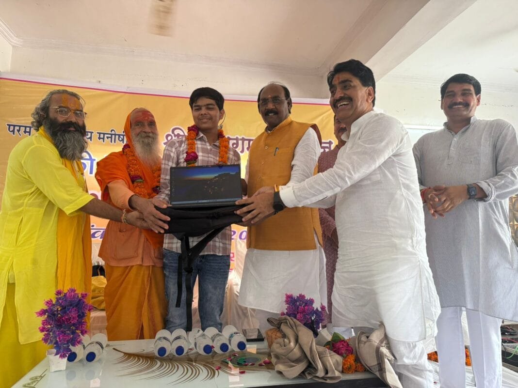 पं. दाताराम शास्त्री की पुण्य स्मृति पर छात्रों को सम्मानित करते अतिथि