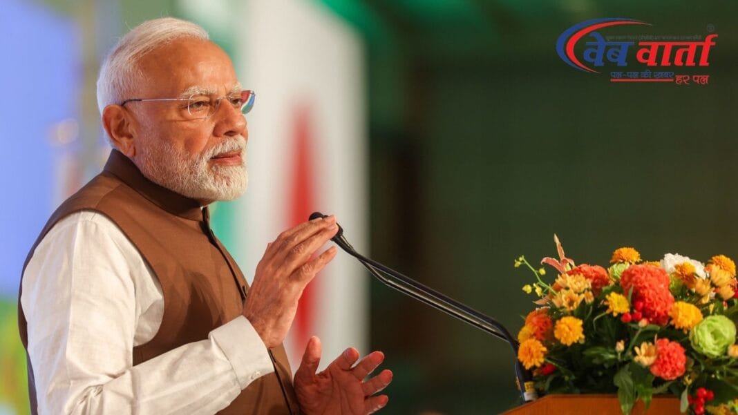 प्रधानमंत्री नरेंद्र मोदी भारत-जापान आर्थिक फोरम में संबोधित करते हुए