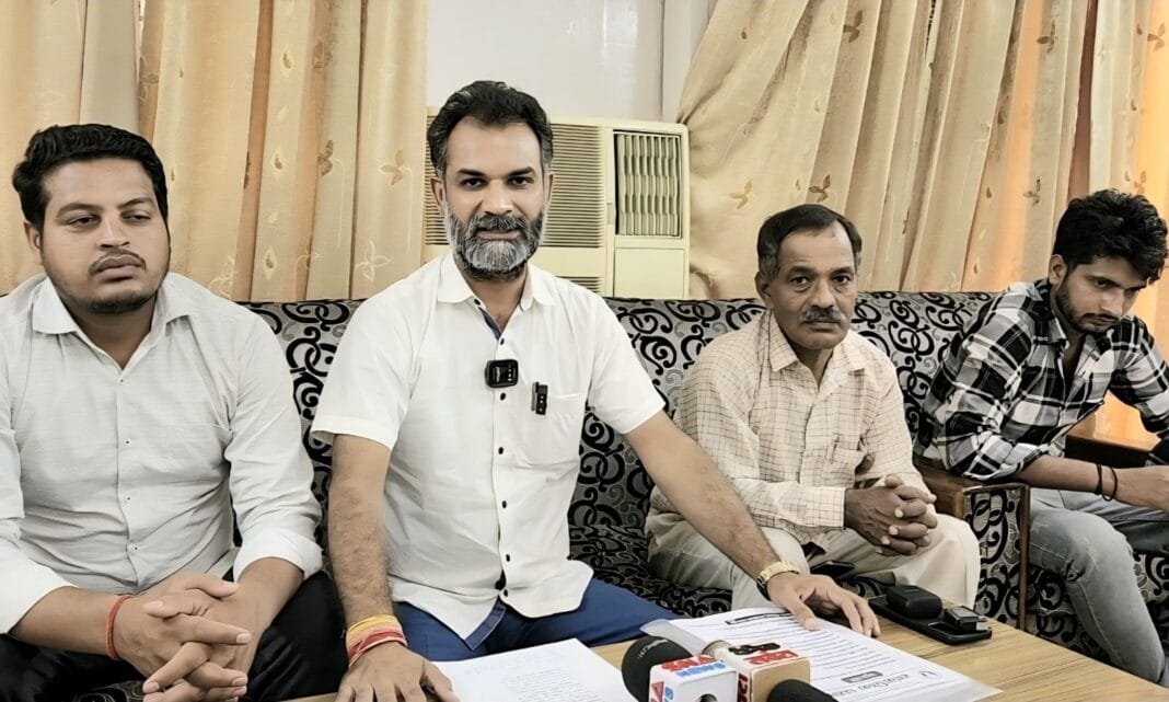 सोनीपत : प्रेसवार्ता में देवेन्द्र गौतम मासूम प्रासिता के मामले में सवाल उठाते हुए