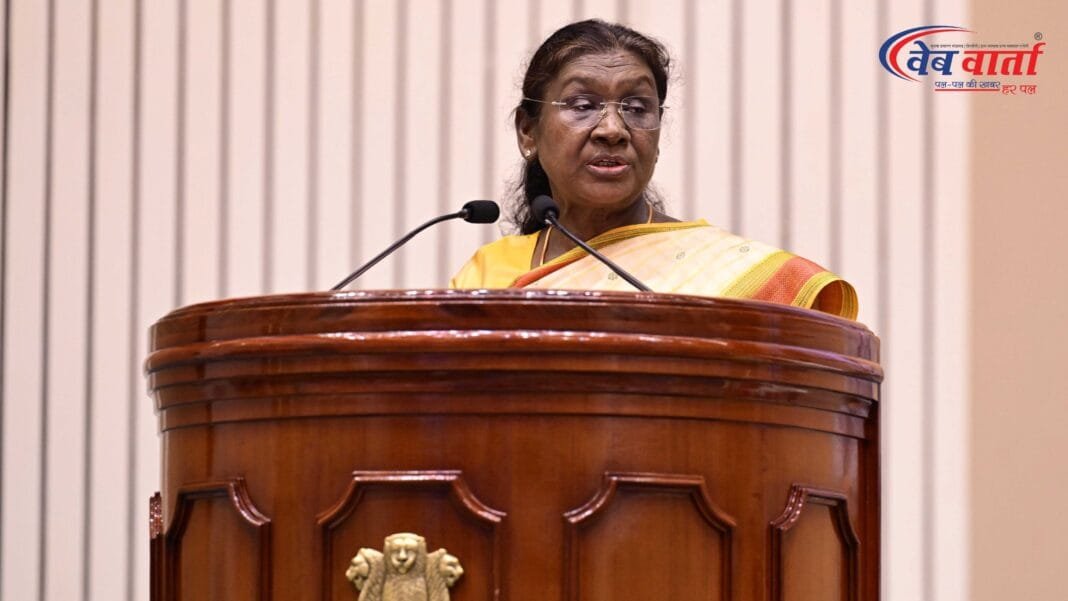 राष्ट्रपति द्रौपदी मुर्मु ने सार्वजनिक उपक्रमों के उत्कृष्ट प्रदर्शन के लिए SCOPE पुरस्कार प्रदान किए।