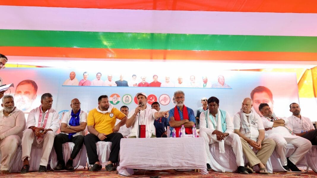 राहुल गांधी और तेजस्वी यादव बिहार में संवाददाता सम्मेलन के दौरान