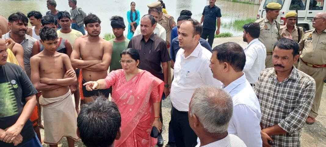 उच्च शिक्षा राज्यमंत्री रजनी तिवारी ने हरदोई जिले के बाढ़ प्रभावित गांवों का निरीक्षण करते हुए