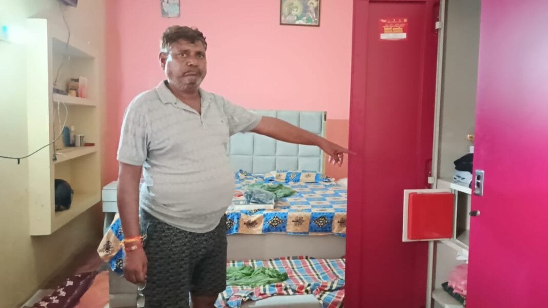 शाहजहांपुर में तिजोरी तोड़कर सोने-चांदी के जेवर चोरी की वारदात का दृश्य।