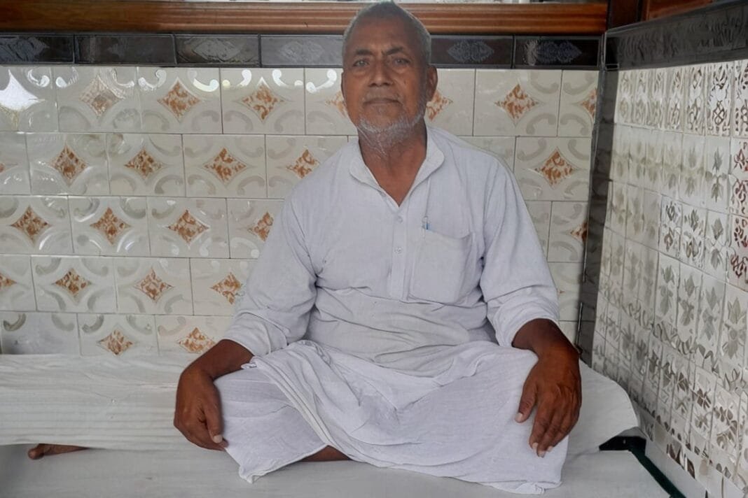 श्री रावण संहिता ग्रंथ का प्रदर्शन करते पं. शिव शंकर पाठक, कुशीनगर