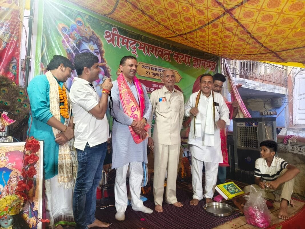 श्रीराम विवाह उत्सव के दौरान कथा में उपस्थित श्रद्धालु व तरुण देवीदास