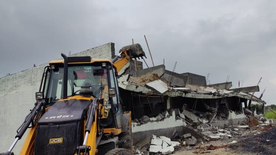 सोनीपत में गांव बड़वासनी में अवैध निर्माण को ध्वस्त करते एसएमडीए की टीम