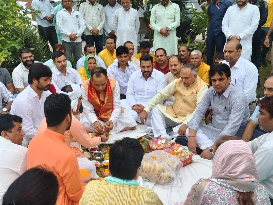 सोनीपत भाजपा कार्यालय में 60 फुट बर्ड टॉवर की आधारशिला रखते पंडित मोहन लाल बड़ौली