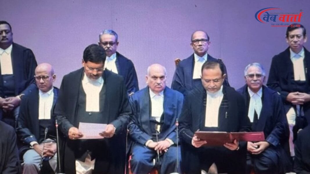 भारत के प्रधान न्यायाधीश बी.आर. गवई ने सुप्रीम कोर्ट में न्यायमूर्ति आलोक अराधे (बाएं) और न्यायमूर्ति विपुल पंचोली (दाएं) को शपथ दिलाई। इसके साथ ही शीर्ष अदालत में जजों की पूर्ण सदस्य संख्या हो गई है।