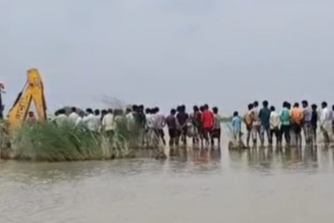 शाहजहांपुर में बाढ़ के पानी में पलटी अनाज से भरी ट्रैक्टर-ट्रॉली, राहत कार्य में जुटा प्रशासन।