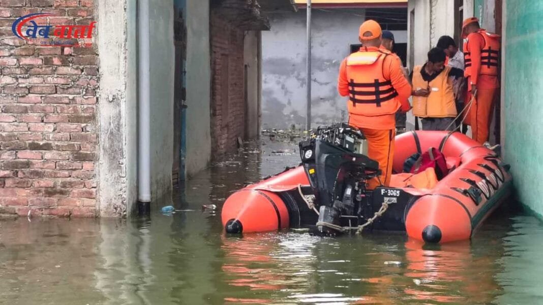 वाराणसी और बलिया में गंगा और वरुणा नदी के बढ़ते जलस्तर से आई बाढ़ की स्थिति