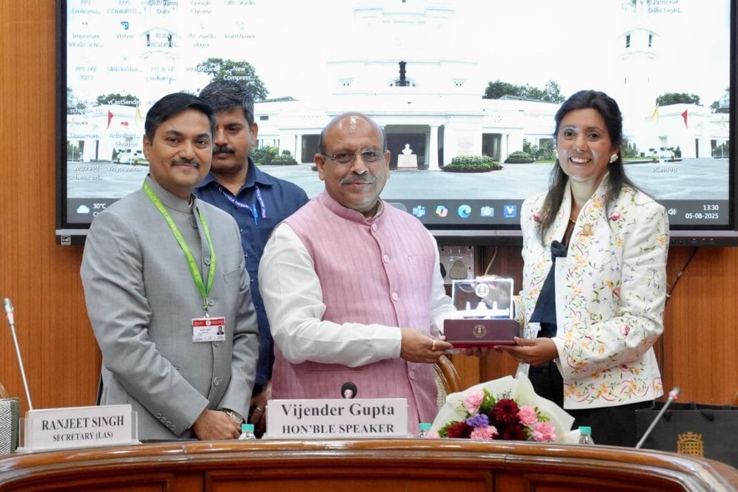 vijender gupta & nusrat ghani विजेंद्र गुप्ता ब्रिटिश डिप्टी स्पीकर नुसरत ग़नी से मिलते हुए