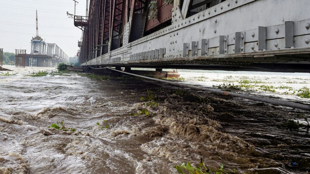 yamuna-water-level दिल्ली में यमुना नदी का बढ़ा हुआ जलस्तर और चेतावनी स्तर पार