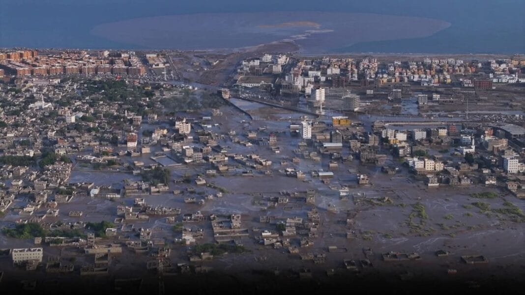 यमन के अदन शहर के अल-हस्वा इलाके में बाढ़ से डूबे घर और गाड़ियां