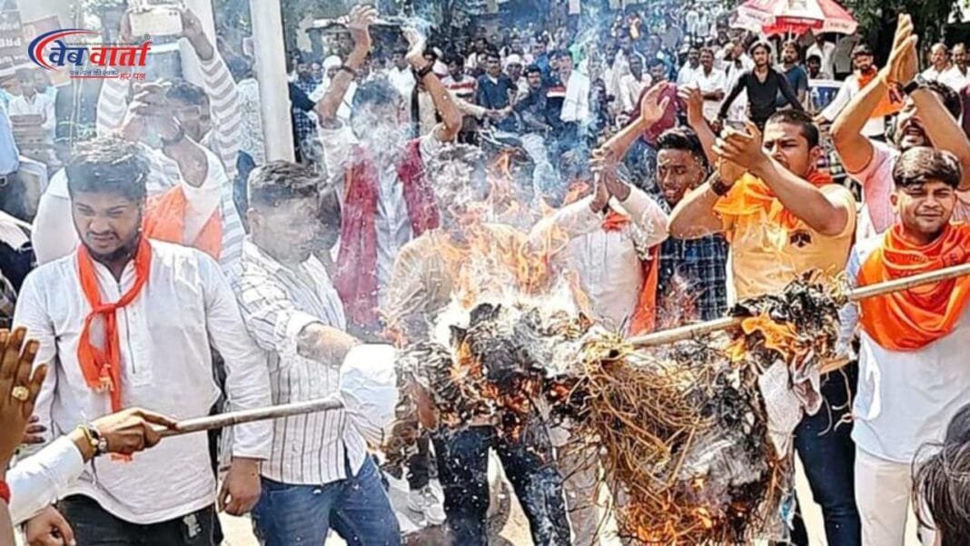 ABVP protest lalitpur ललितपुर के कलेक्ट्रेट चौराहे पर ABVP कार्यकर्ताओं द्वारा लाठीचार्ज के खिलाफ पुतला दहन