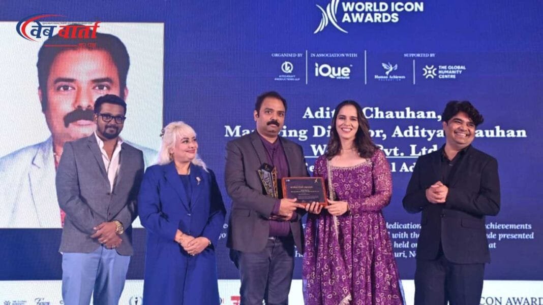 Aditya Chauhan Awarded by Saina Nehwal हरदोई के आदित्य चौहान को सायना नेहवाल से दिल्ली में बेस्ट फाइनेंशियल एडवाइजर अवॉर्ड प्राप्त करते हुए