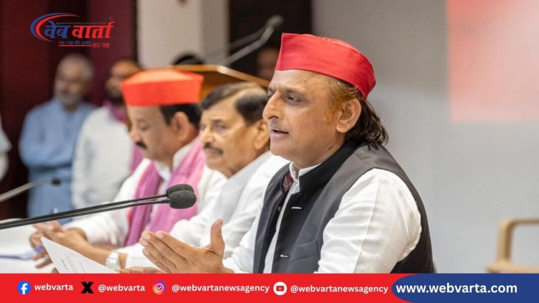 लखनऊ में अखिलेश यादव प्रेस कॉन्फ्रेंस, योगी सरकार पर आरोप