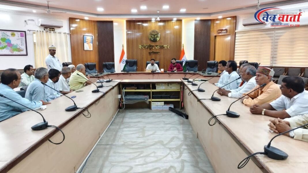 कुशीनगर जिलाधिकारी महेंद्र सिंह तंवर पडरौना चीनी मिल पुनः संचालन पर गन्ना किसानों और मिल कर्मचारियों के साथ बैठक करते हुए