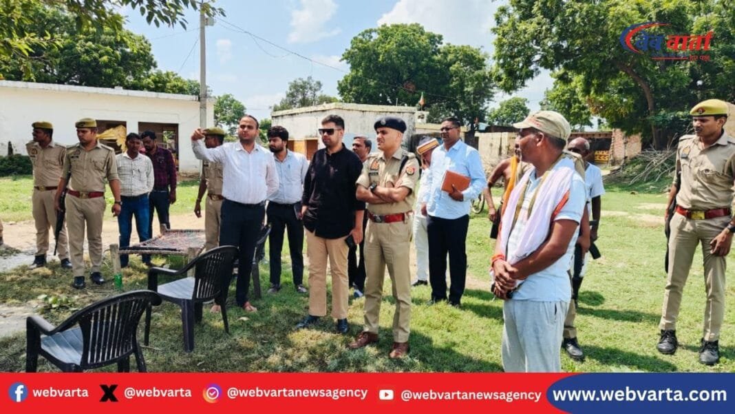 जिलाधिकारी और पुलिस अधीक्षक बाढ़ प्रभावित क्षेत्र का निरीक्षण करते हुए