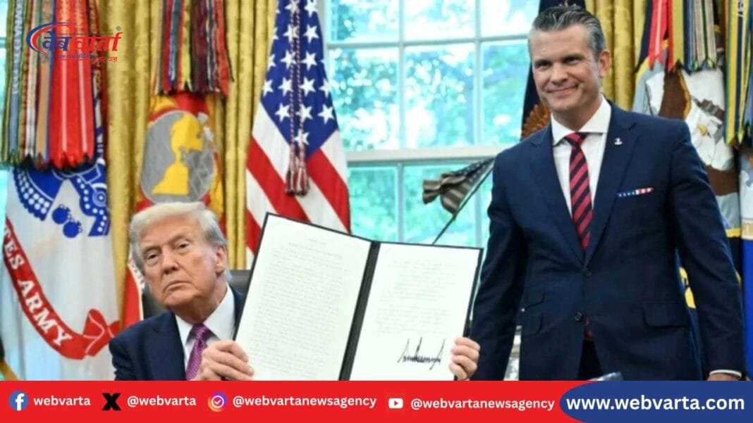डोनाल्ड ट्रम्प और पीट हेगसेथ व्हाइट हाउस में कार्यकारी आदेश पर हस्ताक्षर करते हुए