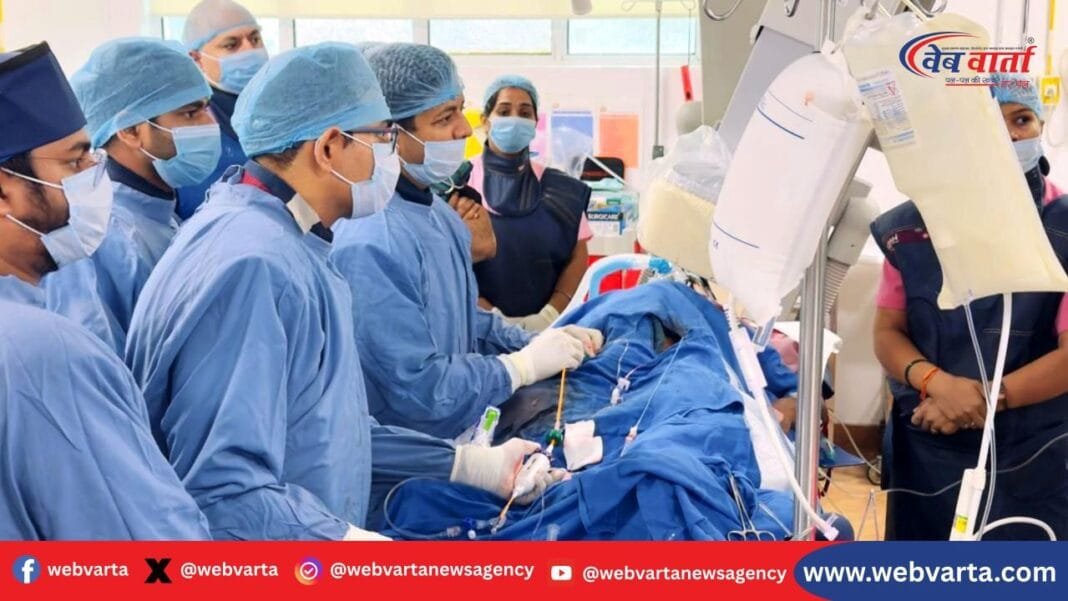 FIMS Sonipat Tavi Surgery सोनीपत के फिम्स अस्पताल में TAVI तकनीक से दिल का वॉल्व बदलते डॉ. मयंक गोयल और उनकी टीम