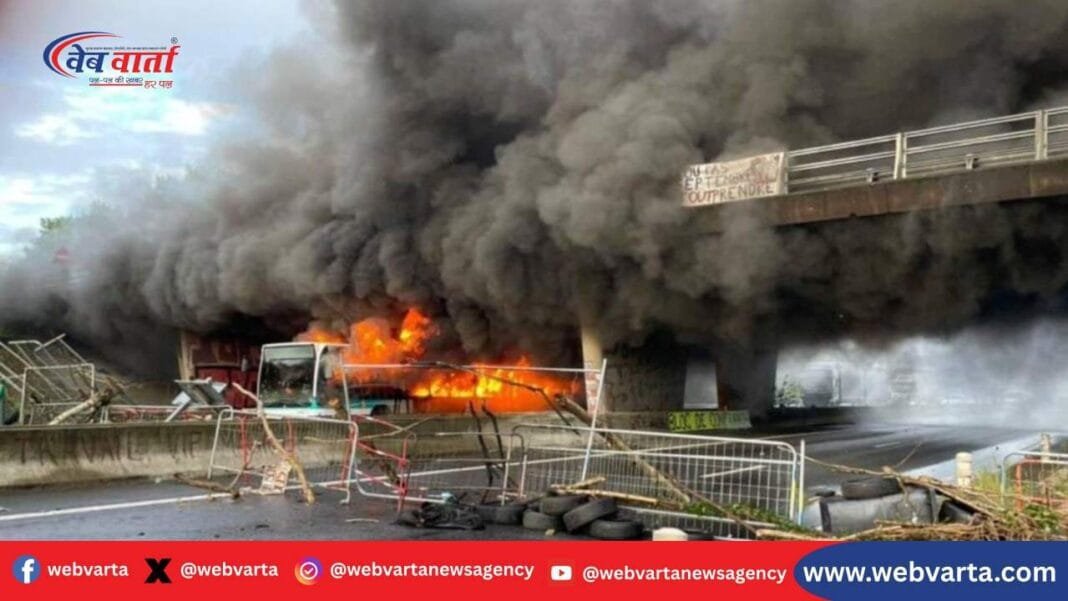 फ्रांस में प्रदर्शनकारियों और पुलिस की झड़प, पेरिस सड़कों पर अवरोध