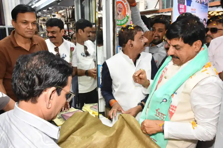 GST reduced CM Dr. Mohan Yadav celebrated Savings Festival in the markets MP CM मोहन यादव चौक बाजार में जीएसटी बचत उत्सव, स्वदेशी खरीदारी