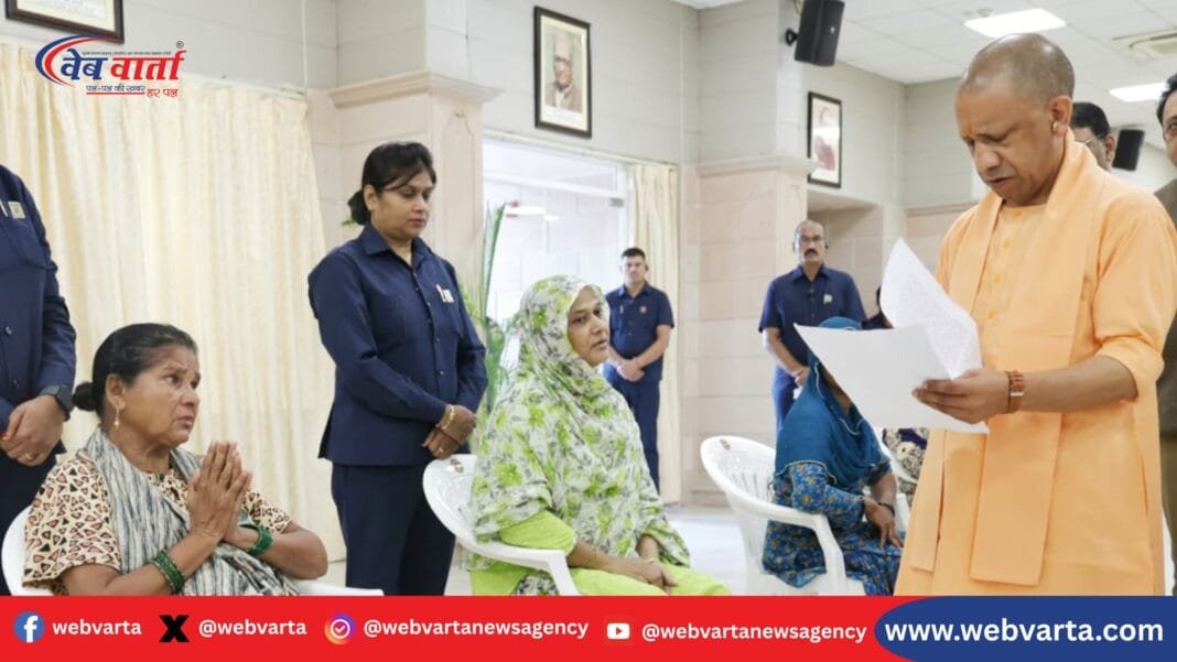 Janta Darshan CM Yogi मुख्यमंत्री योगी आदित्यनाथ जनता दर्शन में