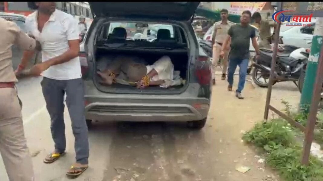 खंदौली, आगरा में किसान के अपहरण का वायरल वीडियो, रस्सी से बंधा व्यक्ति कार की डिग्गी में