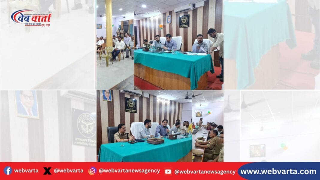 Kushinagar tehsil diwas कुशीनगर तहसील दिवस पर फरियादियों की समस्याओं का निस्तारण करते अधिकारी