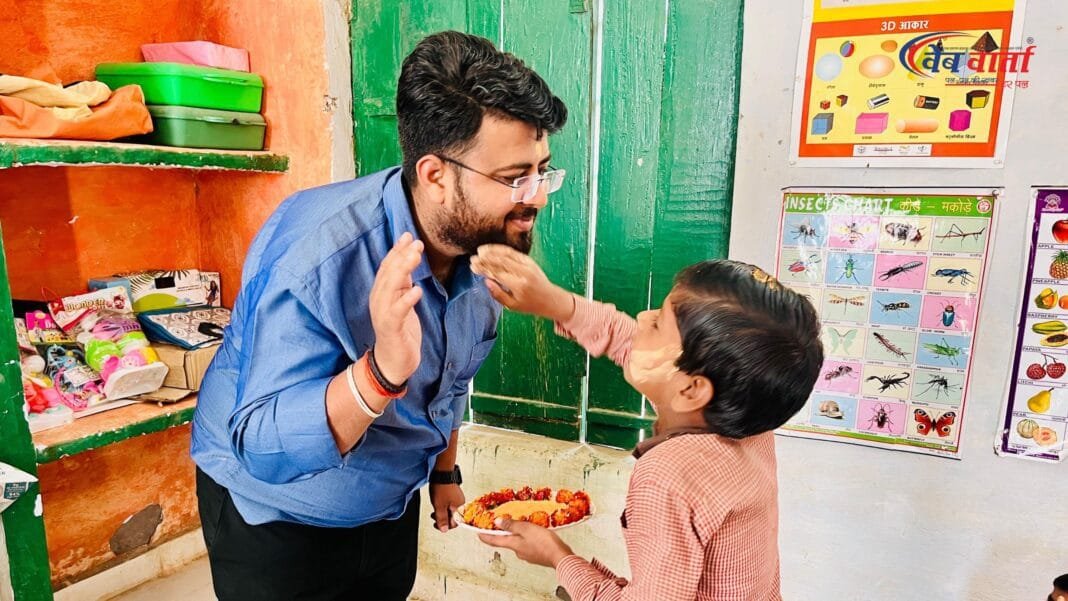 Shivendra singh baghel Teachers day Hardoi शिक्षक दिवस पर वायरल गुरु शिवेंद्र सिंह बघेल बच्चों को पढ़ाते हुए