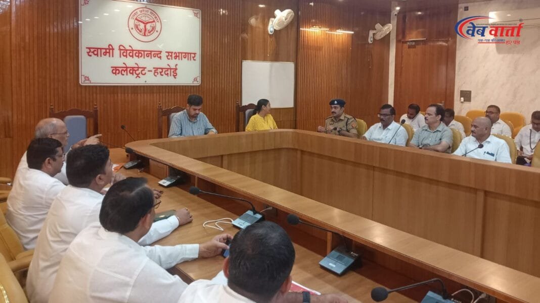 हरदोई में स्वामी विवेकानंद सभागार में शिक्षक दिवस 2025 पर शिक्षकों के सम्मान समारोह में जिलाधिकारी अनुनय झा और सीडीओ सान्या छाबड़ा।