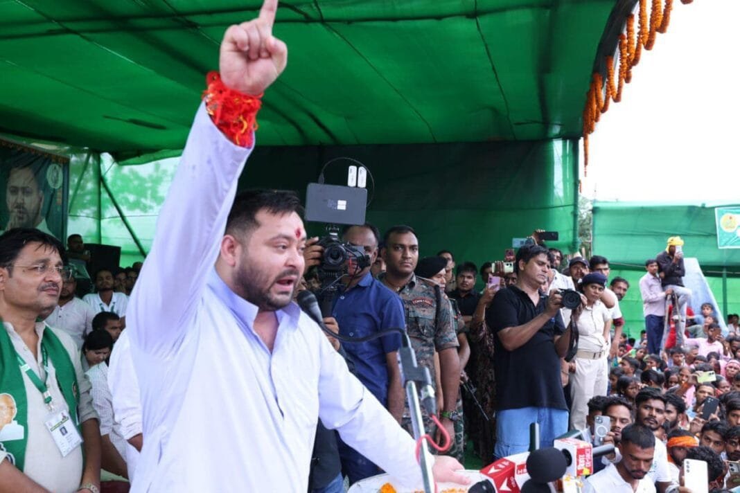 Tejashvi Yadav-1 तेजस्वी यादव बिहार में प्रेस कॉन्फ्रेंस के दौरान पीएम मोदी पर पलटवार करते हुए