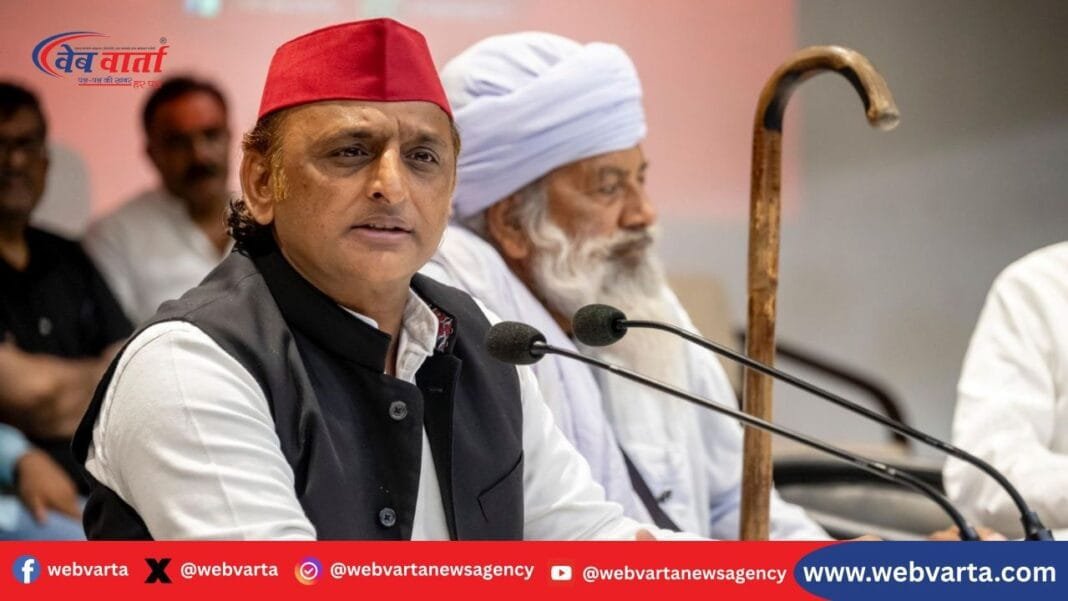 अखिलेश यादव लखनऊ में सपा कार्यकर्ताओं को जोशीला संबोधन देते हुए