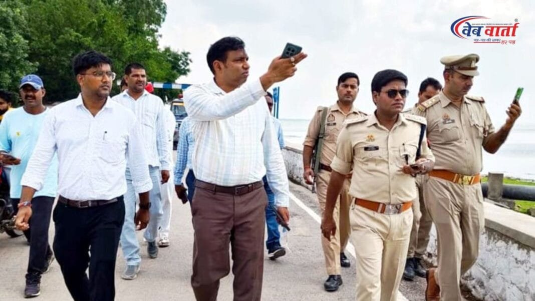 ललितपुर में गोविंद सागर बांध पर गणेश विसर्जन स्थल का निरीक्षण करते एडीएम अंकुर श्रीवास्तव