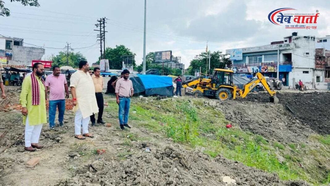 झारखंडी सरोवर सौंदर्यीकरण कार्य का स्थलीय निरीक्षण करते हुए नगर पालिका अध्यक्ष डॉ. धीरेन्द्र प्रताप सिंह और अन्य अधिकारी