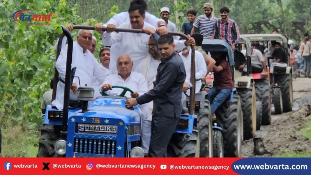 भूपेंद्र सिंह हुड्डा यमुनानगर में बाढ़ प्रभावित क्षेत्रों का ट्रैक्टर चलाकर दौरा करते हुए