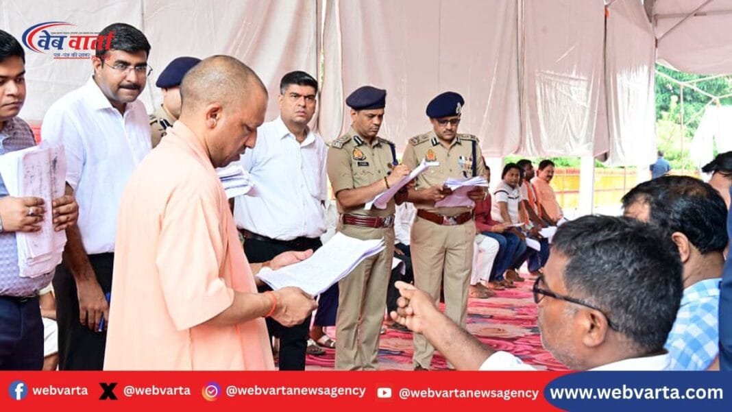 मुख्यमंत्री योगी आदित्यनाथ गोरखनाथ मंदिर में जनता दर्शन के दौरान लोगों की समस्याएं सुनते हुए