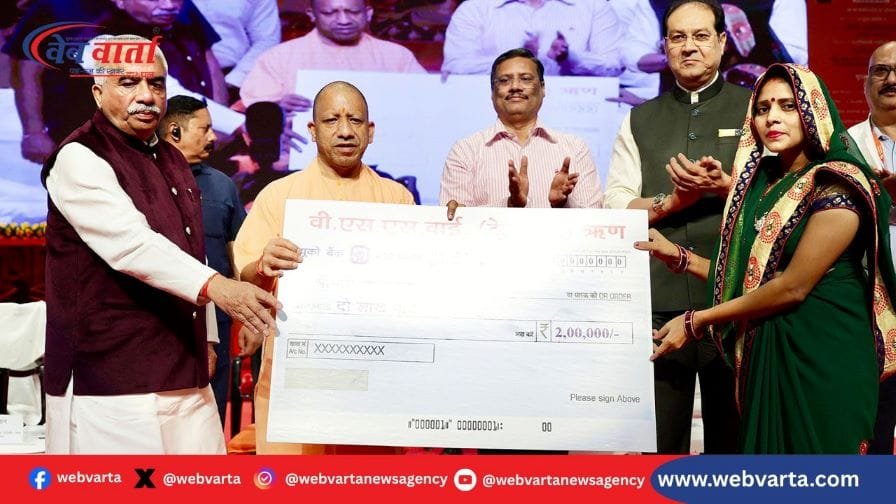 CM योगी लखनऊ में विश्वकर्मा एक्सपो में कारीगरों को टूलकिट और ऋण चेक वितरित करते हुए