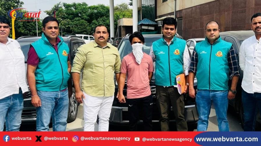 delhi-police-busts-luxury-car-theft-gang ईस्ट दिल्ली पुलिस की टीम हिंडन नहर रोड पर लक्जरी कार चोरी गिरोह के अपराधी को गिरफ्तार करते हुए