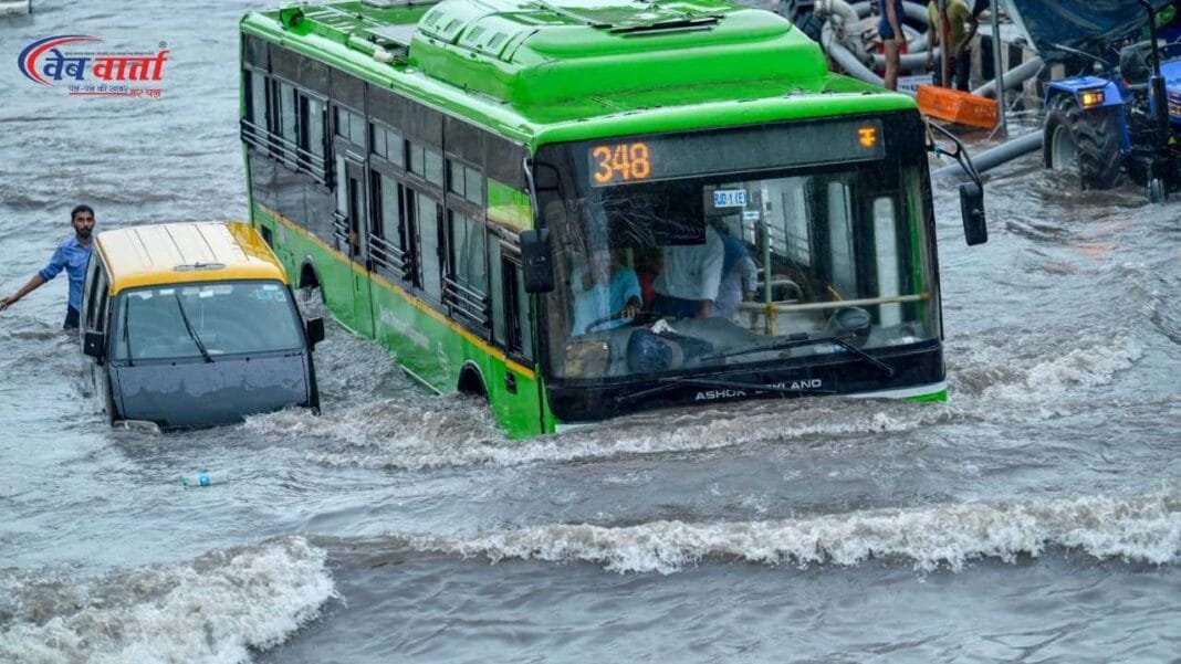 यमुना नदी का बढ़ता जलस्तर दिल्ली के निचले इलाकों में बाढ़ का कारण बना, यमुना बैंक मेट्रो स्टेशन का रास्ता बंद।