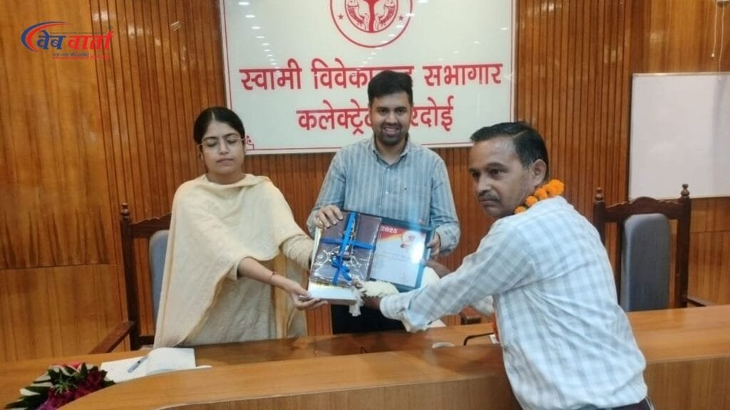 हरदोई में गुरु-गौरव: शिक्षक दिवस 2025 पर 100 शिक्षकों का भव्य सम्मान 1 dm anunay jha and cdo sanya chhabra honoring teachers