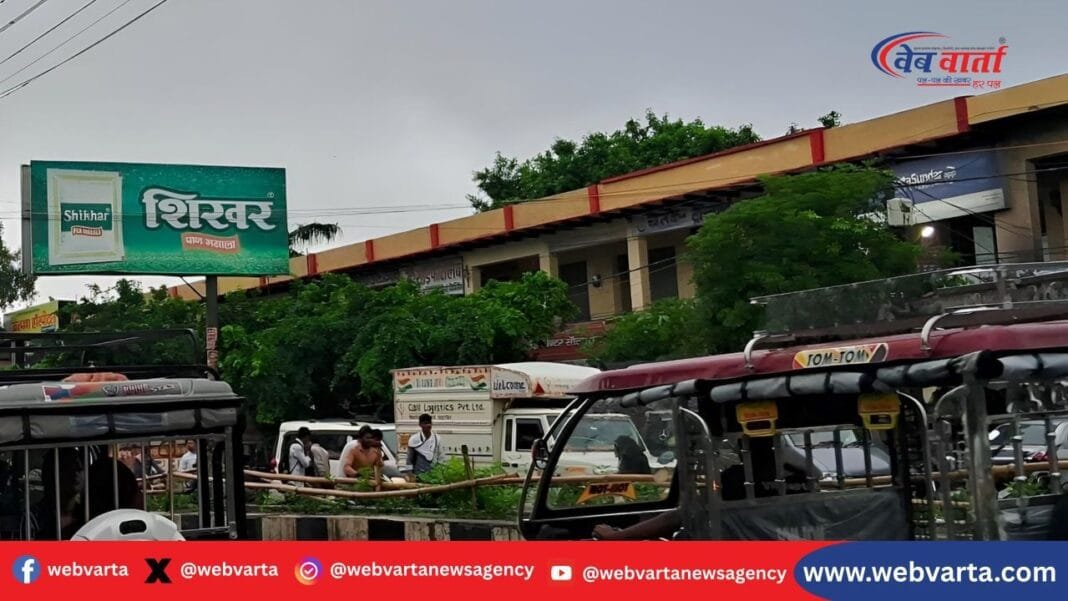 eta-nh91-illegal-hoardings-pan-masala-ads-2025 एटा में एनएच-91 पर दिशा सूचक बोर्ड पर अवैध पान मसाला होर्डिंग्स