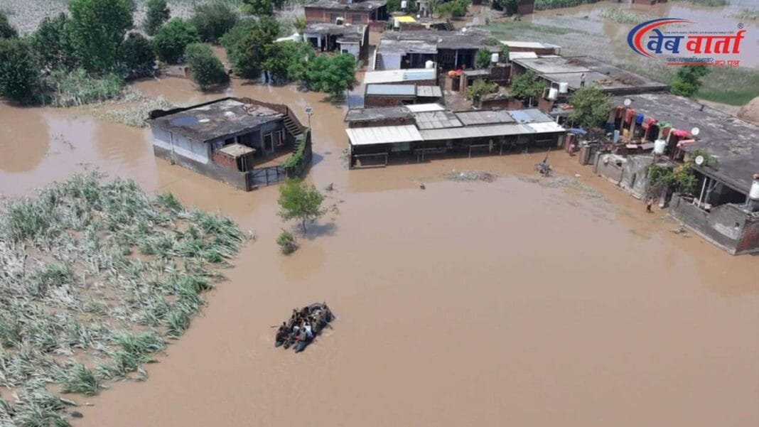 पंजाब में बाढ़ प्रभावित क्षेत्र में रेस्क्यू ऑपरेशन करते सेना के जवान