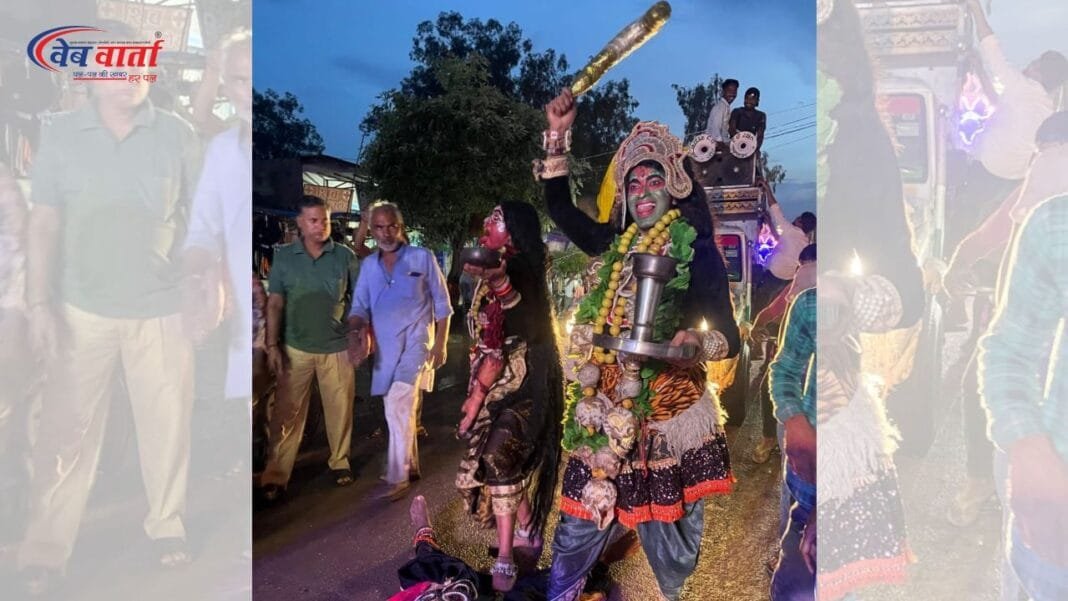 कछौना में श्री गणेश महोत्सव 2025 की शोभायात्रा में श्रद्धालु