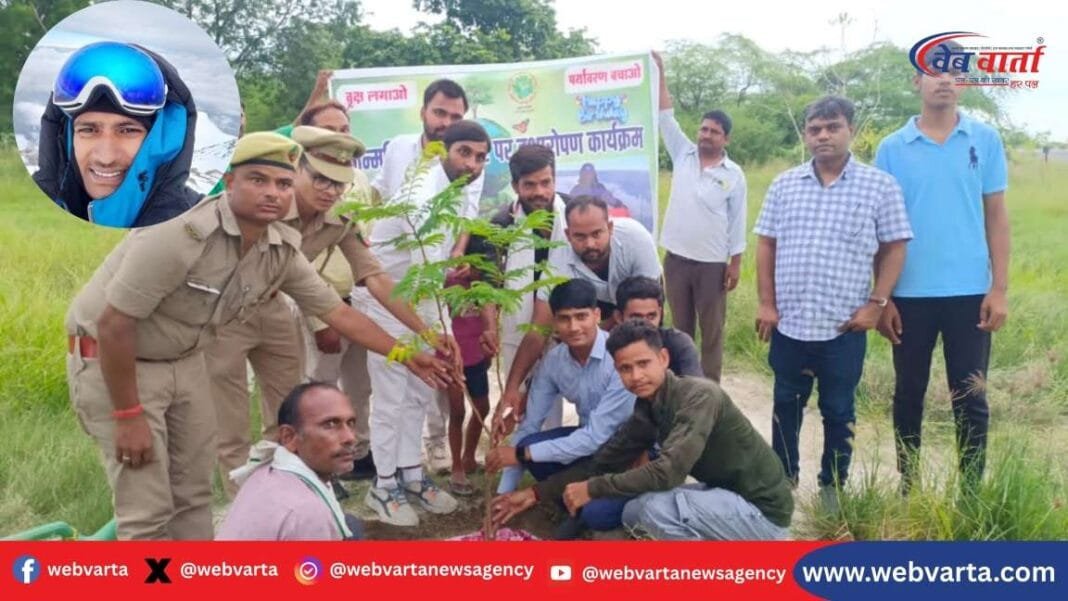 हरदोई के नगर वन में अभिनीत मौर्य के जन्मदिवस पर वृक्षारोपण करते पर्यावरण प्रेमी और छात्र